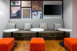 Гостиная зона в Hampton Inn Buffalo-Williamsville
