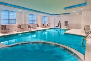 - une piscine d'eau bleue dans une chambre d'hôtel dans l'établissement Hampton Inn Buffalo-Williamsville, à Williamsville