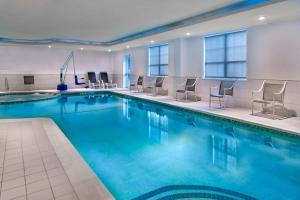 Бассейн в Hampton Inn Buffalo-Williamsville или поблизости