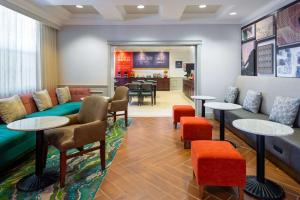 Гостиная зона в Hampton Inn Buffalo-Williamsville