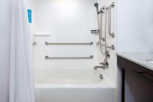 Ванная комната в Hampton Inn Buffalo-Williamsville