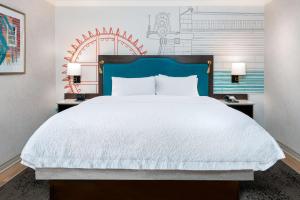 Кровать или кровати в номере Hampton Inn Buffalo-Williamsville