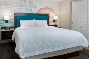 Кровать или кровати в номере Hampton Inn Buffalo-Williamsville