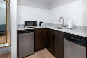 Кухня или мини-кухня в Hampton Inn Buffalo-Williamsville
