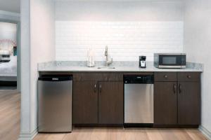 Кухня или мини-кухня в Hampton Inn Buffalo-Williamsville
