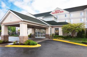 Vorderansicht eines Hotels mit Parkplatz in der Unterkunft Hilton Garden Inn Annapolis in Annapolis