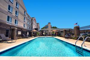 une piscine en face d'un bâtiment dans l'établissement Hilton Garden Inn Annapolis, à Annapolis