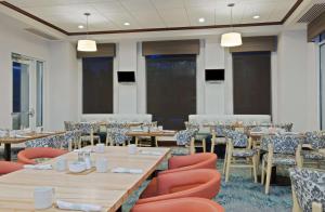 comedor con mesas y sillas de madera en Hilton Garden Inn Annapolis, en Annapolis