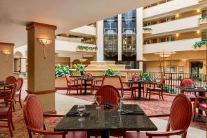 um restaurante com mesas e cadeiras num pátio em Embassy Suites by Hilton Columbia Greystone em Columbia