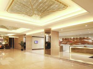- un hall avec un plafond orné d'un lustre dans l'établissement DoubleTree by Hilton Guangzhou-Free Canton Fair Shuttle Bus & Registration Counter, à Canton