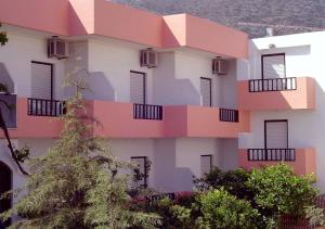 un edificio con balcones en un lateral en Hotel Thisvi, en Stalida