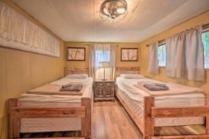 2 camas en una habitación con paredes amarillas en Lucas McCain Cabin 5 Mi to Raystown Lake Launch!, en Huntingdon