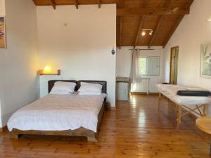 Un dormitorio con una cama y una mesa. en Nof Harim נוף הרים, en Even Menahem