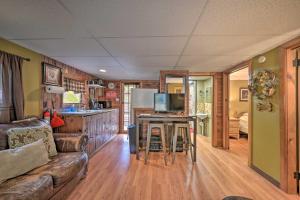 ein Wohnzimmer mit einem Sofa und einer Küche in der Unterkunft Lone Ranger Cabin with 50 Acres by Raystown Lake in Huntingdon