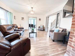Χώρος καθιστικού στο Centrally Located 5BR house in Niagara Falls