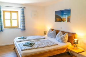 Un pat sau paturi într-o cameră la Ferienwohnungen Heillinger Gütl