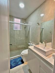 ein Bad mit einem Waschbecken, einem WC und einer Dusche in der Unterkunft Copacabana Posto 6 in Rio de Janeiro