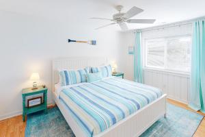 sypialnia z łóżkiem i wentylatorem sufitowym w obiekcie Carefree w mieście Virginia Beach