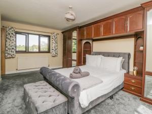 1 dormitorio con 1 cama grande y 1 sofá en Moorstone, en Okehampton