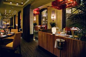 un restaurante con mesas y sillas y un bar en The Palmer House Hilton, en Chicago