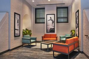 una sala de espera con mesas y sillas coloridas en The Palmer House Hilton, en Chicago