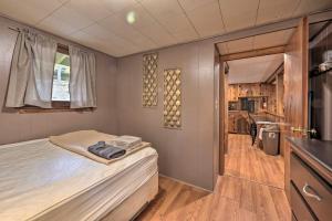 Η κουζίνα ή μικρή κουζίνα στο 1 Mi to Raystown Lake Wyatt Earp Cabin with Deck! +36 φωτογραφίες