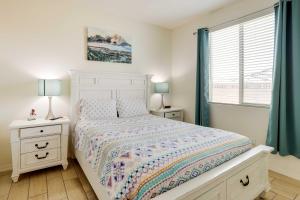 Un dormitorio con una cama blanca y dos mesitas de noche. en 3 Mi to Goodyear Ballpark Desert Den with Pool, en Goodyear 25 fotos más
