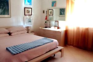 a bedroom with a bed and a dresser at Casamia. Confortevole appartamento vicinissimo al mare in Porto Torres