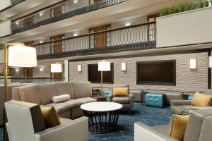 Posezení v ubytování Embassy Suites by Hilton Columbus