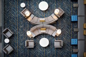 Posezení v ubytování Embassy Suites by Hilton Columbus