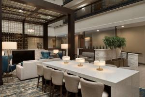 Posezení v ubytování Embassy Suites by Hilton Columbus