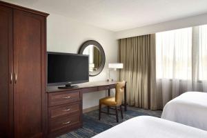 Postel nebo postele na pokoji v ubytování Embassy Suites by Hilton Columbus