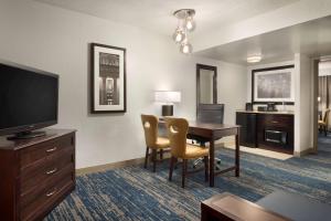 TV a/nebo společenská místnost v ubytování Embassy Suites by Hilton Columbus