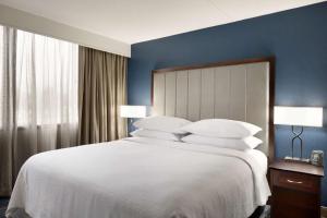 Postel nebo postele na pokoji v ubytování Embassy Suites by Hilton Columbus