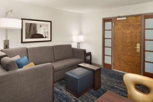 Posezení v ubytování Embassy Suites by Hilton Columbus
