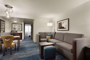 Posezení v ubytování Embassy Suites by Hilton Columbus