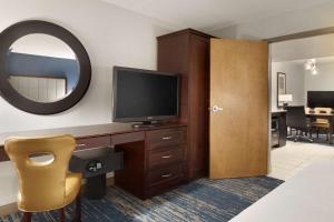 TV a/nebo společenská místnost v ubytování Embassy Suites by Hilton Columbus