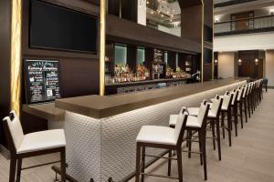 Lounge nebo bar v ubytování Embassy Suites by Hilton Columbus