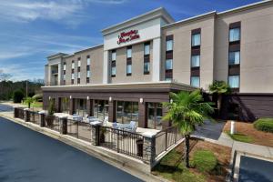 eine Darstellung der Vorderseite eines Hotels in der Unterkunft Hampton Inn & Suites Clinton in Clinton