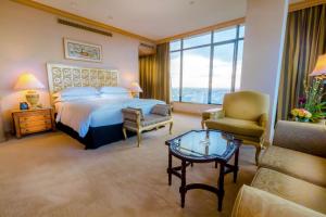 una camera d'albergo con letto, tavolo e sedie di Hilton Colombo Hotel a Colombo