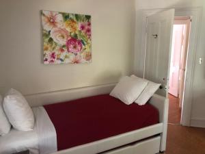 1 dormitorio con 1 cama con una pintura en la pared en 18 Vine Inn & Carriage House, en Hammondsport