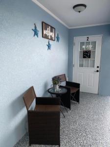 a waiting room with a table and chairs and stars on the wall at Beautiful and comfortable rom apt # 2 in Tampa
