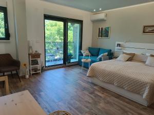 1 dormitorio con 1 cama y sala de estar en Hedonica 11 Ema en Vrdnik