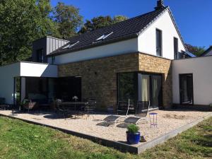 una casa con patio frente a ella en La Pacha, chambre d'hôtes en Spa