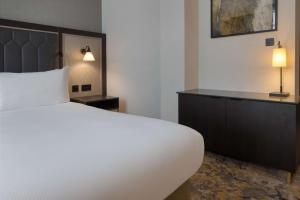 Postel nebo postele na pokoji v ubytování Hilton Cardiff