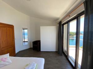 ein Schlafzimmer mit einem Bett und einem großen Fenster in der Unterkunft Sunset Villa Brela in Brela