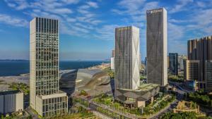 vistas a una ciudad con edificios altos en Conrad Dalian, en Dalian