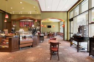 Embassy Suites by Hilton Dallas Frisco Hotel & Convention Center餐厅或其他用餐的地方