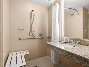 Embassy Suites by Hilton Dallas Frisco Hotel & Convention Center的一间浴室