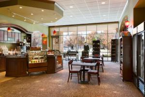 ein Restaurant mit Tischen und Stühlen in einem Geschäft in der Unterkunft Embassy Suites by Hilton Dallas Frisco Hotel & Convention Center in Frisco